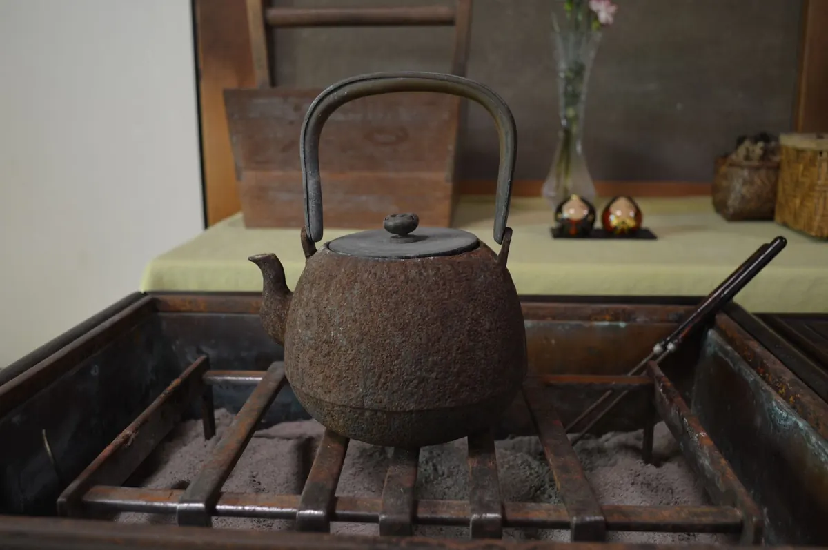 Cast Iron vs. Ceramic Teapots: Which One Keeps Tea Hot Longer?