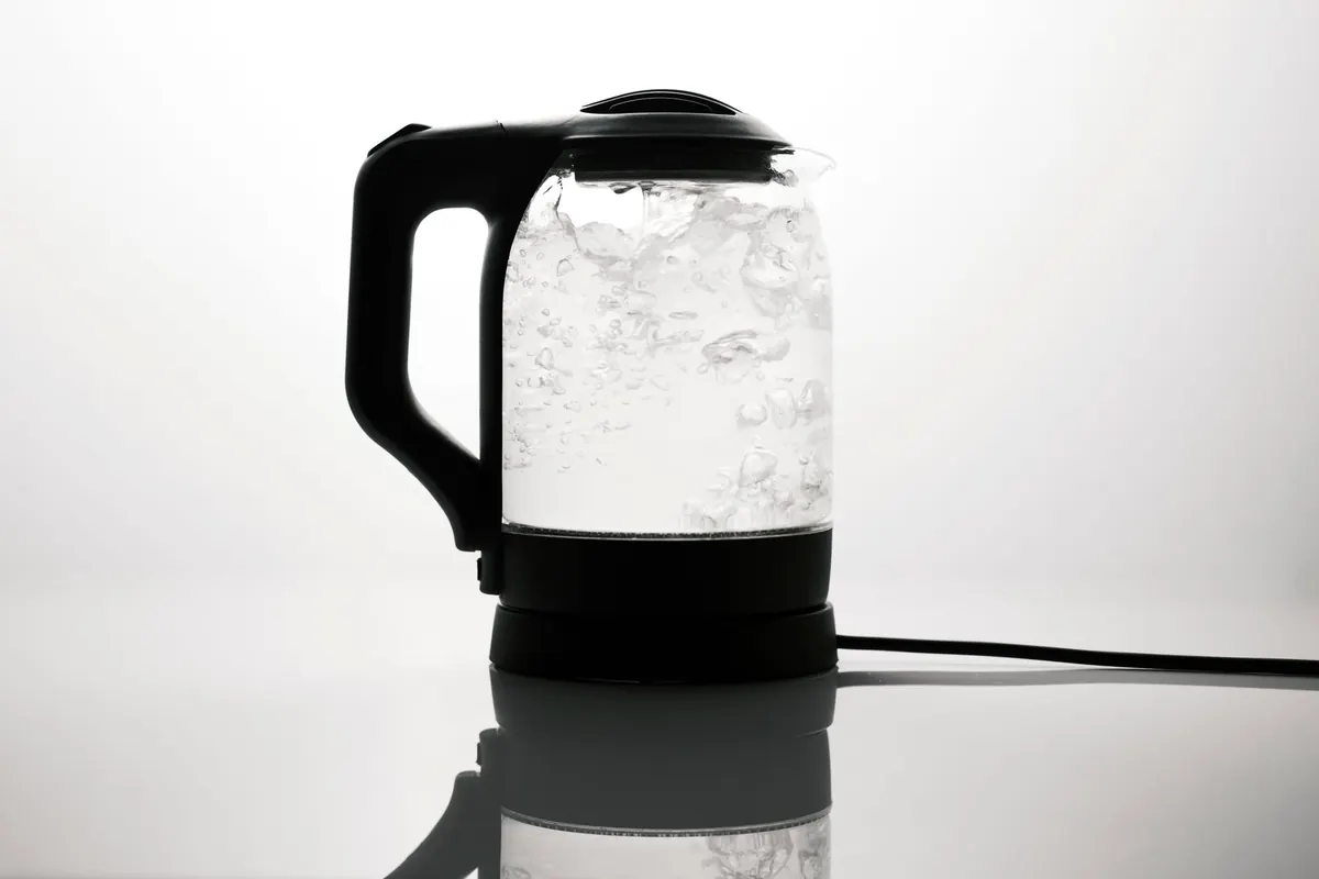 Electric vs. Stovetop Kettles: A Beginner's Guide to Speed, Control, and Cost